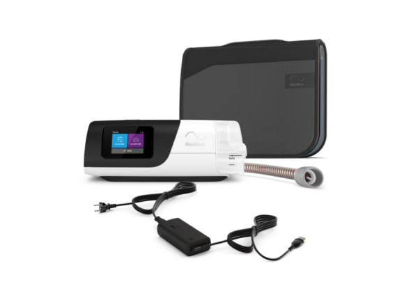 Frente do dispositivo AirSense 11 com o equipamento completo: estojo de viagem, tubo Climate Line Air 11, Humidair 11, fonte de alimentação de 65W e filtros.