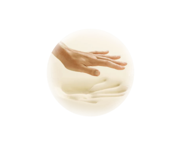 Mão a pressionar a almofada Posiform, mostrando a sua suavidade e capacidade de se adaptar à forma da mão.