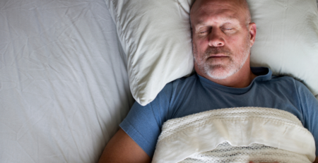 Homem de meia-idade dormindo