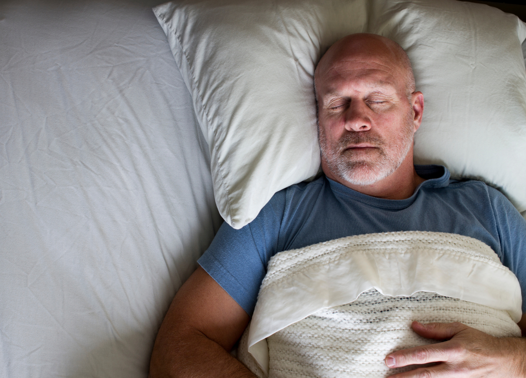 Homem de meia-idade dormindo