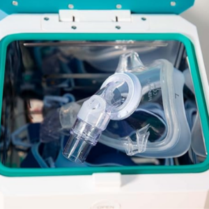 Vista interior do CPAP cleaner com uma máscara dentro
