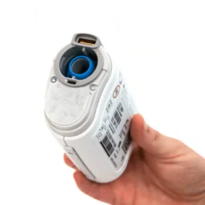 Mão segurando um AirMini com a tampa do filtro aberta, mostrando o filtro interno.