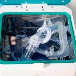 Vista interior do CPAP cleaner com uma máscara dentro