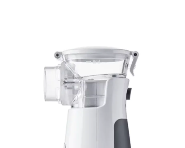 Imagem em primeiro plano do copo medicinal incorporado no nebulizador mesh